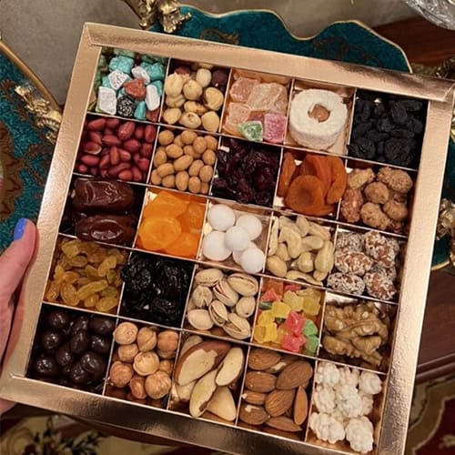 Dry Fruits & Nuts Box - Any 4 Types of nuts (Cashew Nuts, Almonds, Raisins, Pistachios)